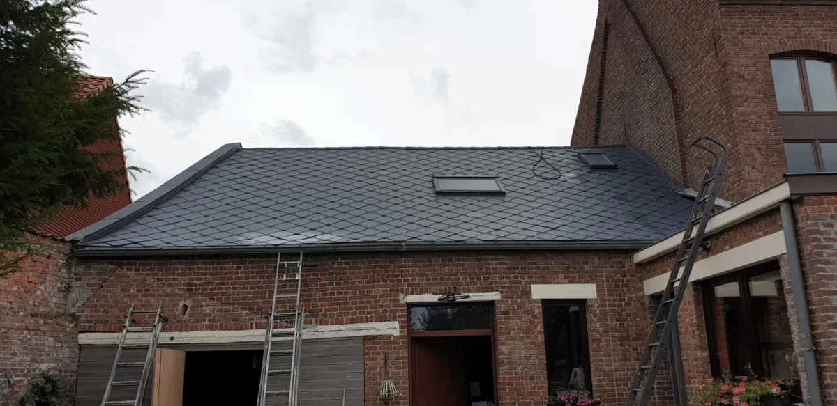 Couverture ardoise neuve avec fenêtres de toit — ZD Habitat Sur